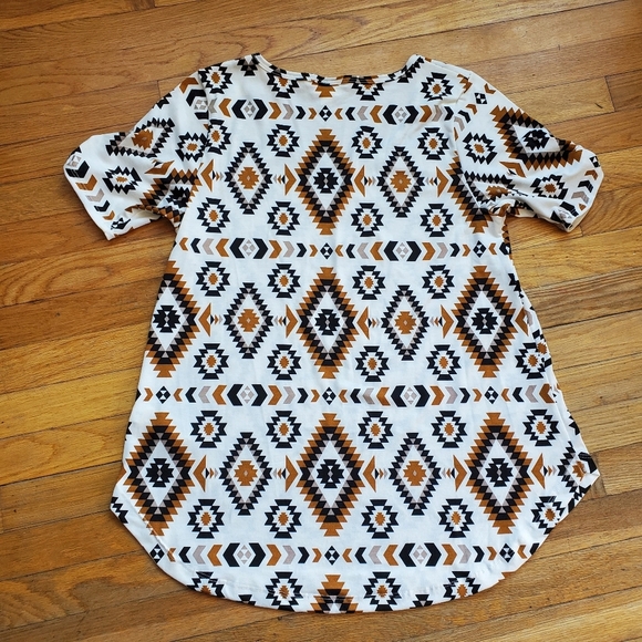 Lularoe Geometric Patterned Curved Hem Top Size Med - Picture 7 of 7